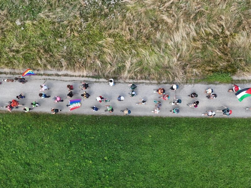 La pace resta un miraggio. Continuiamo a camminare