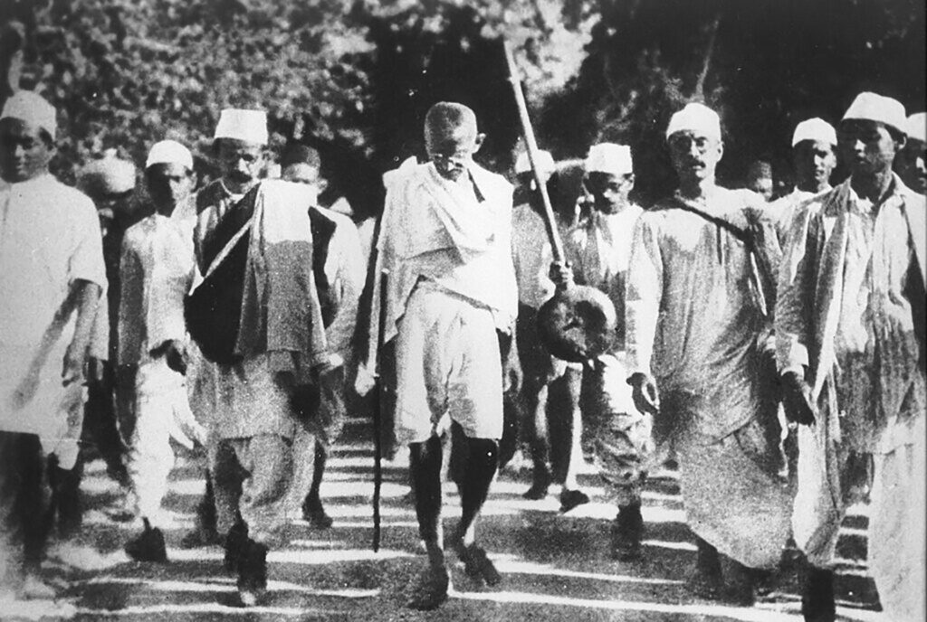 Gandhi durante la Marcia del Sale, marzo 1930. Wikimedia Commons
